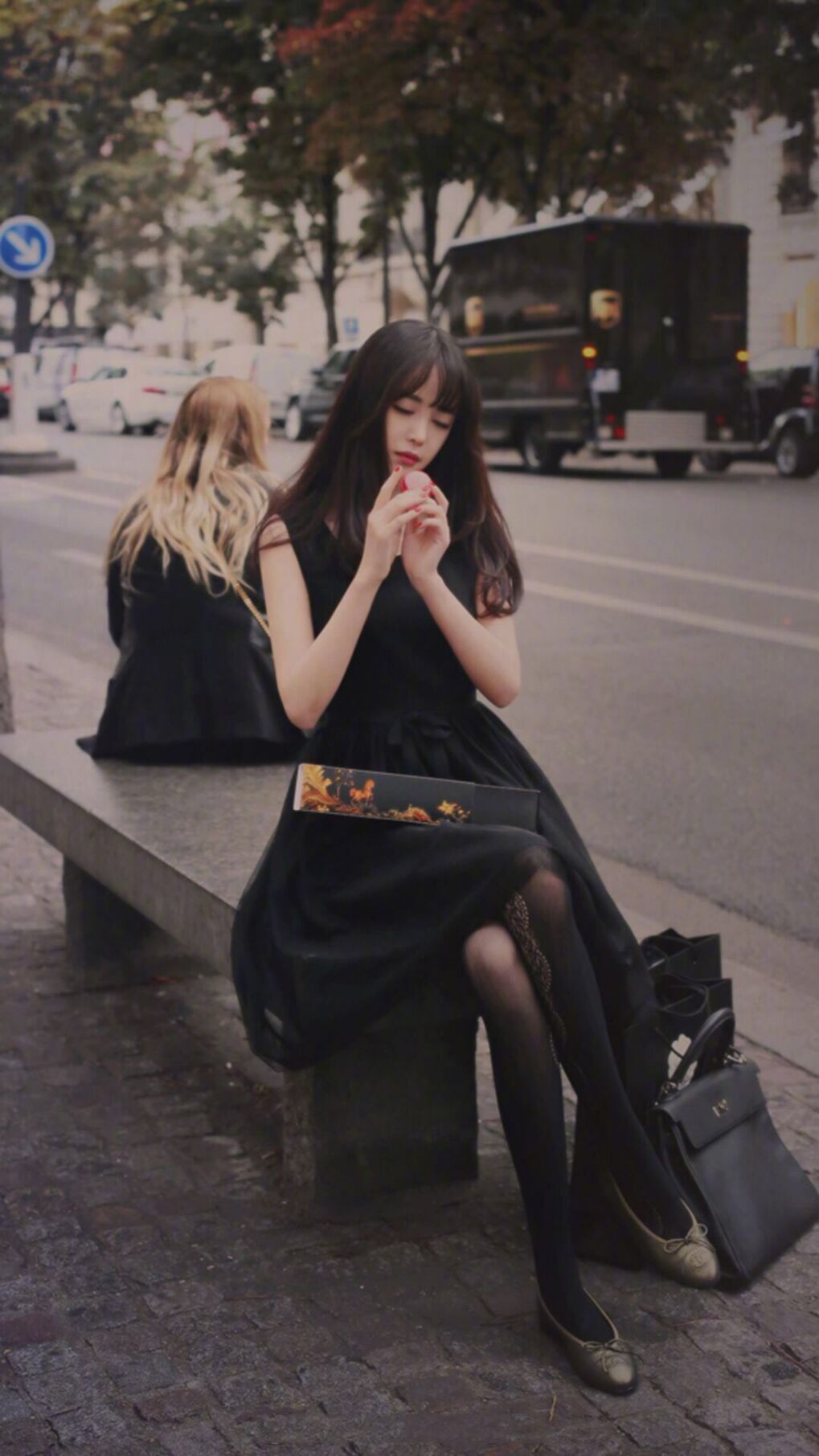 伊朗球员滑倒后完成倒钩破门,网友:“不可复制”,伊朗输球又输人